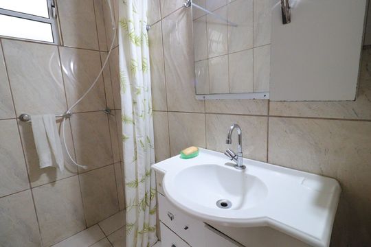 Banheiro de casa para alugar com 2 quartos, 85m² em Veleiros, São Paulo
