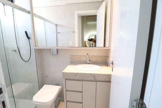 Banheiro do Quarto 1 de apartamento para alugar com 3 quartos, 109m² em Santa Mônica, Uberlândia