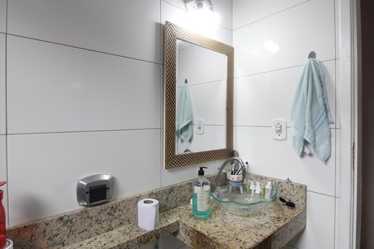 Banheiro Social de casa de condomínio para alugar com 3 quartos, 95m² em Jardim Excelcior, Cabo Frio