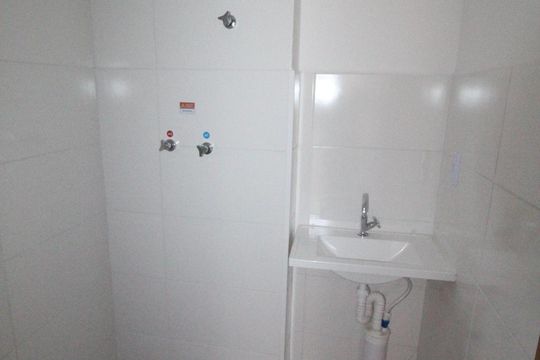 Banheiro de apartamento para alugar com 2 quartos, 45m² em Parque dos Ipes, São José dos Campos