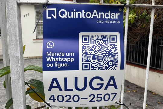 Plaquinha Instalada código SUPD-152 de casa para alugar com 3 quartos, 145m² em Farroupilha, Porto Alegre