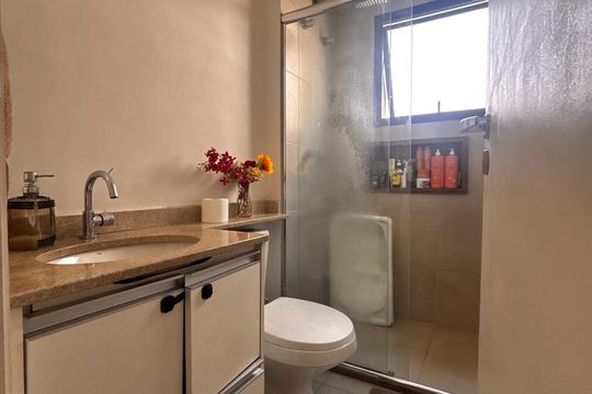 Banheiro  de apartamento à venda com 2 quartos, 62m² em Continental, Osasco