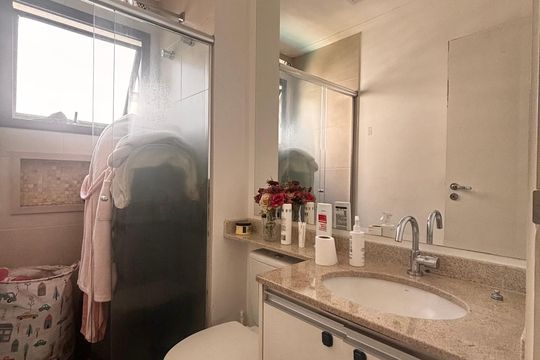 Banheiro de apartamento à venda com 2 quartos, 62m² em Continental, Osasco
