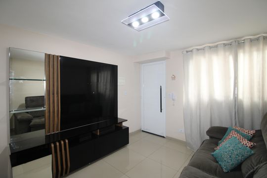 Sala de casa de condomínio para alugar com 2 quartos, 110m² em Fazenda Aricanduva, São Paulo