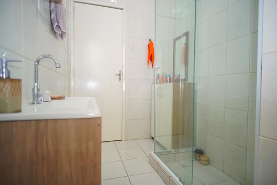 Banheiro Corredor de apartamento para alugar com 3 quartos, 82m² em Floresta, Porto Alegre