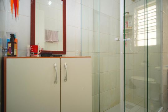 Banheiro Corredor de apartamento para alugar com 3 quartos, 82m² em Floresta, Porto Alegre