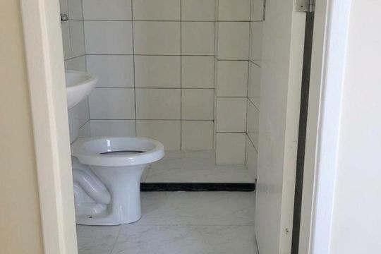 Banheiro de apartamento para alugar com 2 quartos, 46m² em Marapicu, Nova Iguaçu