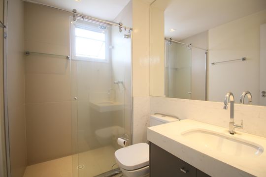 Banheiro  de kitnet/studio para alugar com 1 quarto, 48m² em Vila Andrade, São Paulo