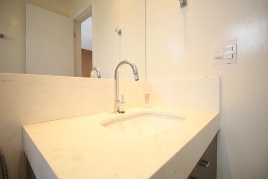 Banheiro  de kitnet/studio para alugar com 1 quarto, 48m² em Vila Andrade, São Paulo