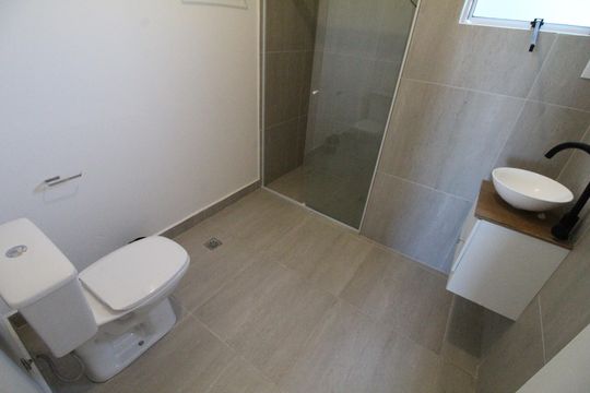 Banheiro de kitnet/studio para alugar com 1 quarto, 27m² em Bsq dos Eucaliptos, São José dos Campos