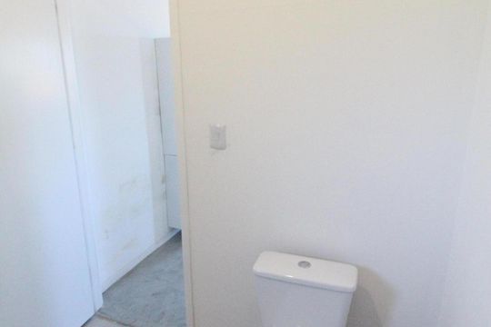 Banheiro de kitnet/studio para alugar com 1 quarto, 27m² em Bsq dos Eucaliptos, São José dos Campos