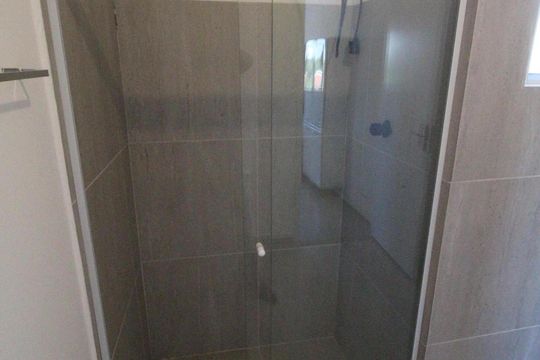 Banheiro de kitnet/studio para alugar com 1 quarto, 27m² em Bsq dos Eucaliptos, São José dos Campos