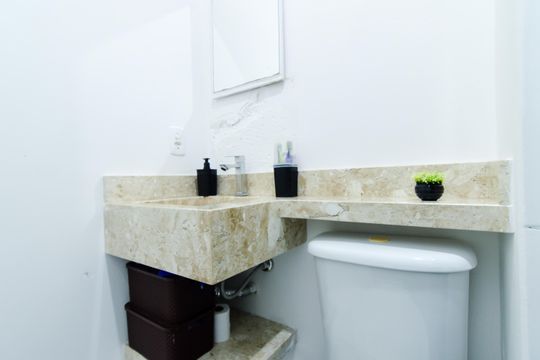 Banheiro de apartamento à venda com 2 quartos, 47m² em Jardim Guilhermino, Guarulhos