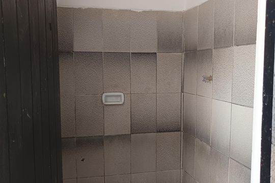 Banheiro de kitnet/studio para alugar com 1 quarto, 48m² em Canhema, Diadema