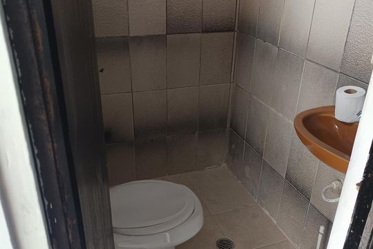 Banheiro de kitnet/studio para alugar com 1 quarto, 48m² em Canhema, Diadema