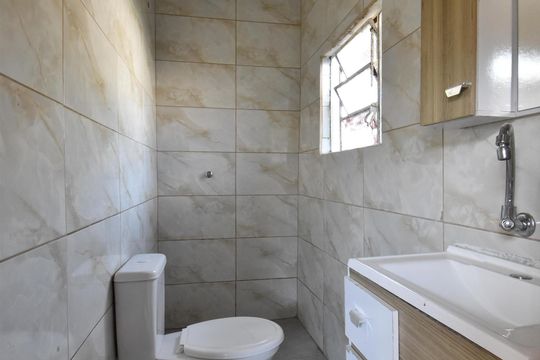 Banheiro de casa para alugar com 3 quartos, 65m² em Capão Raso, Curitiba