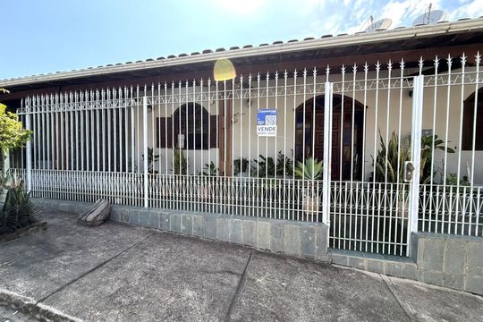 Fachada de casa à venda com 6 quartos, 493m² em Nossa Senhora do Carmo, Contagem