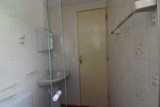 Banheiro de apartamento à venda com 3 quartos, 56m² em Santa Quiteria, Curitiba