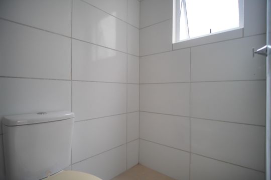 Banheiro de apartamento para alugar com 2 quartos, 42m² em Nova Sapucaia, Sapucaia do Sul