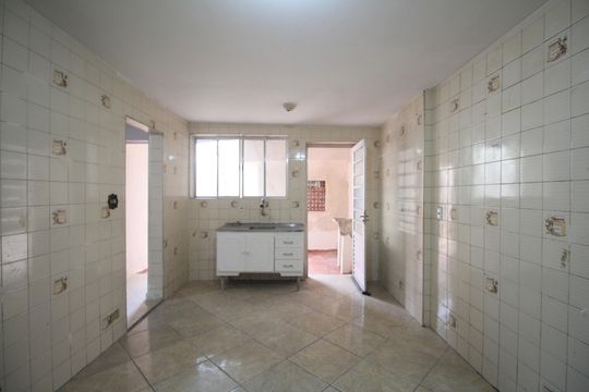 Cozinha de casa para alugar com 2 quartos, 50m² em Jardim Campo Limpo, São Paulo