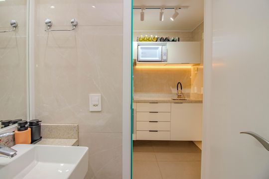 Banheiro de kitnet/studio para alugar com 1 quarto, 26m² em Bela Vista, Porto Alegre