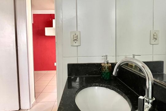 Banheiro de apartamento à venda com 2 quartos, 49m² em Jardim Nova Europa, Campinas