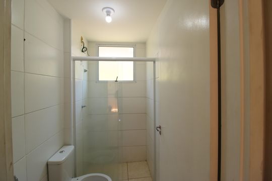 Banheiro de apartamento para alugar com 2 quartos, 43m² em Recreio dos Sorocabanos, Sorocaba