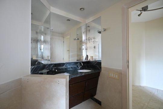 Banheiro Suíte de apartamento à venda com 1 quarto, 147m² em Vila Suzana, São Paulo