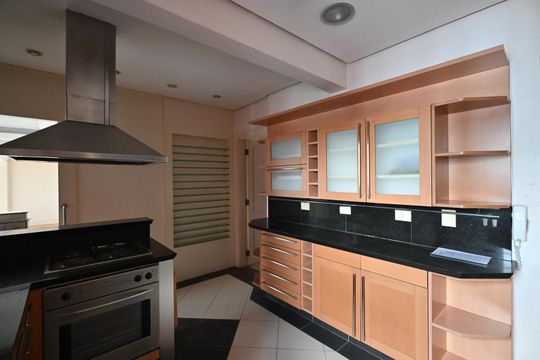 Cozinha de apartamento à venda com 1 quarto, 147m² em Vila Suzana, São Paulo