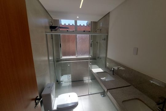 banheiro 2 de apartamento à venda com 4 quartos, 213m² em Lurdes, Belo Horizonte