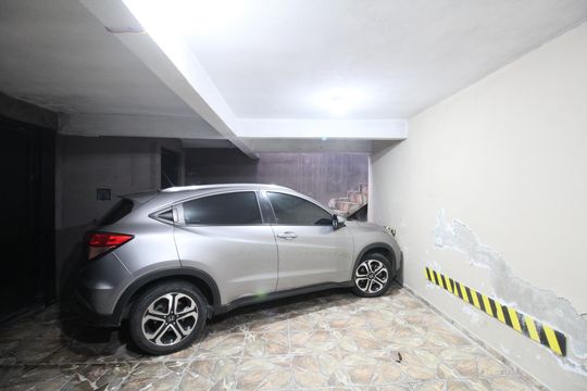 Garagem de casa à venda com 5 quartos, 230m² em Jardim Elizabeth, São Paulo
