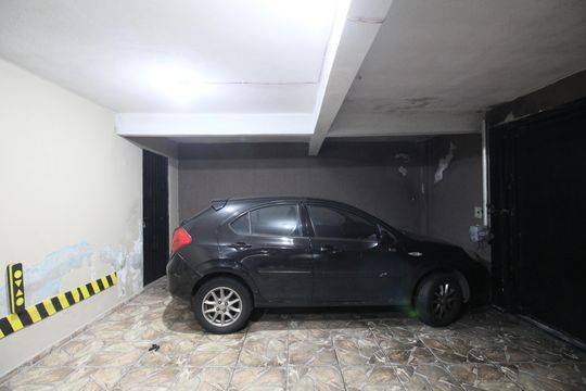 Garagem de casa à venda com 5 quartos, 230m² em Jardim Elizabeth, São Paulo