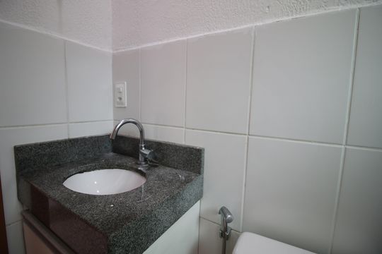 Banheiro de apartamento para alugar com 2 quartos, 55m² em Taquara, Rio de Janeiro
