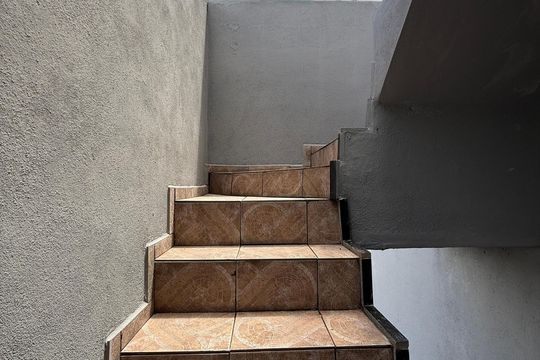Escada de casa para alugar com 2 quartos, 51m² em Taboão, Guarulhos