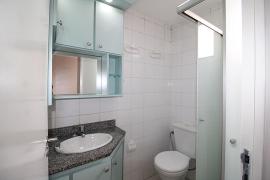 Banheiro de apartamento para alugar com 2 quartos, 46m² em Carandiru, São Paulo