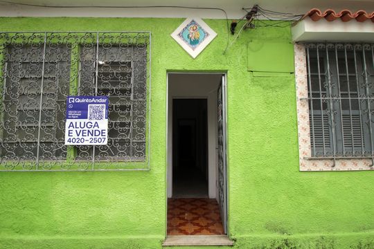 Placa de casa para alugar com 4 quartos, 130m² em Ramos, Rio de Janeiro