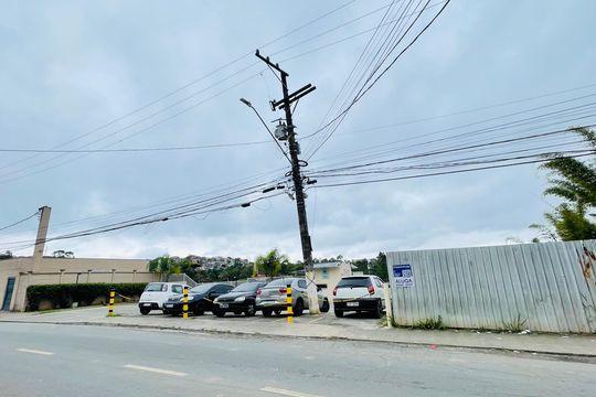 Fachada com placa instalada de apartamento para alugar com 2 quartos, 40m² em Jardim Petropolis, Cotia