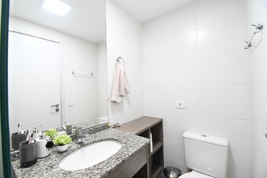 Banheiro 2 de apartamento para alugar com 3 quartos, 77m² em Cristo Rei, Curitiba