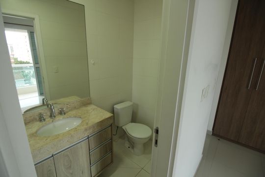 Banheiro da Suíte de apartamento para alugar com 1 quarto, 52m² em Gonzaga, Santos