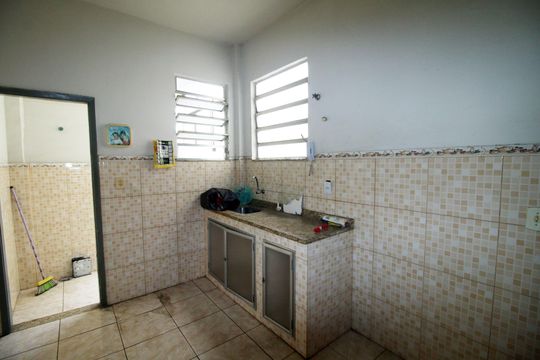 Cozinha de apartamento para alugar com 2 quartos, 70m² em Cordovil, Rio de Janeiro
