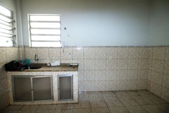 Cozinha de apartamento para alugar com 2 quartos, 70m² em Cordovil, Rio de Janeiro
