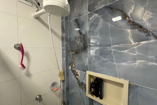 Banheiro de apartamento para alugar com 2 quartos, 49m² em Vila Valenca, São Vicente