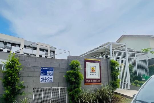 Fachada com a placa instalada de apartamento para alugar com 2 quartos, 50m² em Jardim Sandra, Cotia