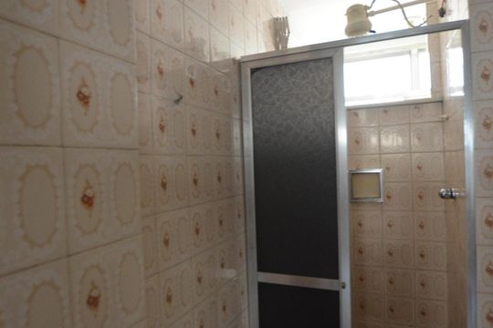 Banheiro de apartamento para alugar com 2 quartos, 45m² em Guadalupe, Rio de Janeiro
