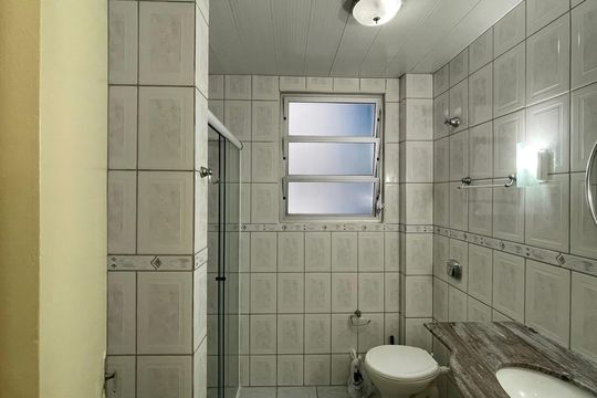 Banheiro Corredor de apartamento para alugar com 3 quartos, 70m² em Capoeiras, Florianópolis