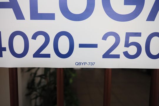 Placa  de casa para alugar com 3 quartos, 150m² em Ayrosa, Osasco