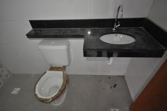 Banheiro de apartamento à venda com 2 quartos, 48m² em Vila Mazzei, São Paulo