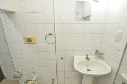 Banheiro de kitnet/studio para alugar com 1 quarto, 20m² em Vila Isabel, Rio de Janeiro