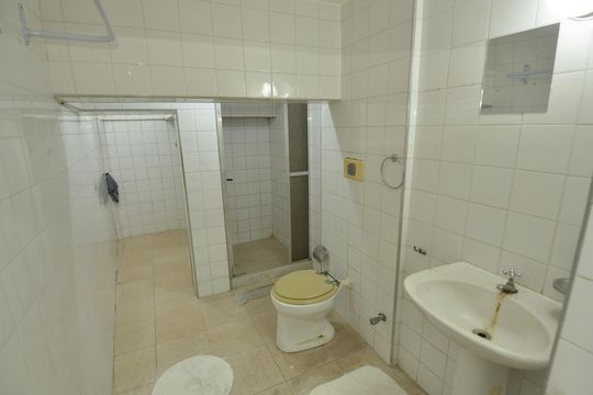 Banheiro de kitnet/studio para alugar com 1 quarto, 20m² em Vila Isabel, Rio de Janeiro