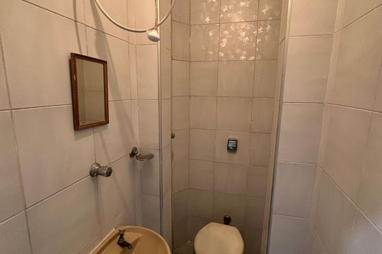 Banheiro de serviço de apartamento para alugar com 3 quartos, 114m² em Morro dos Barbosas, São Vicente